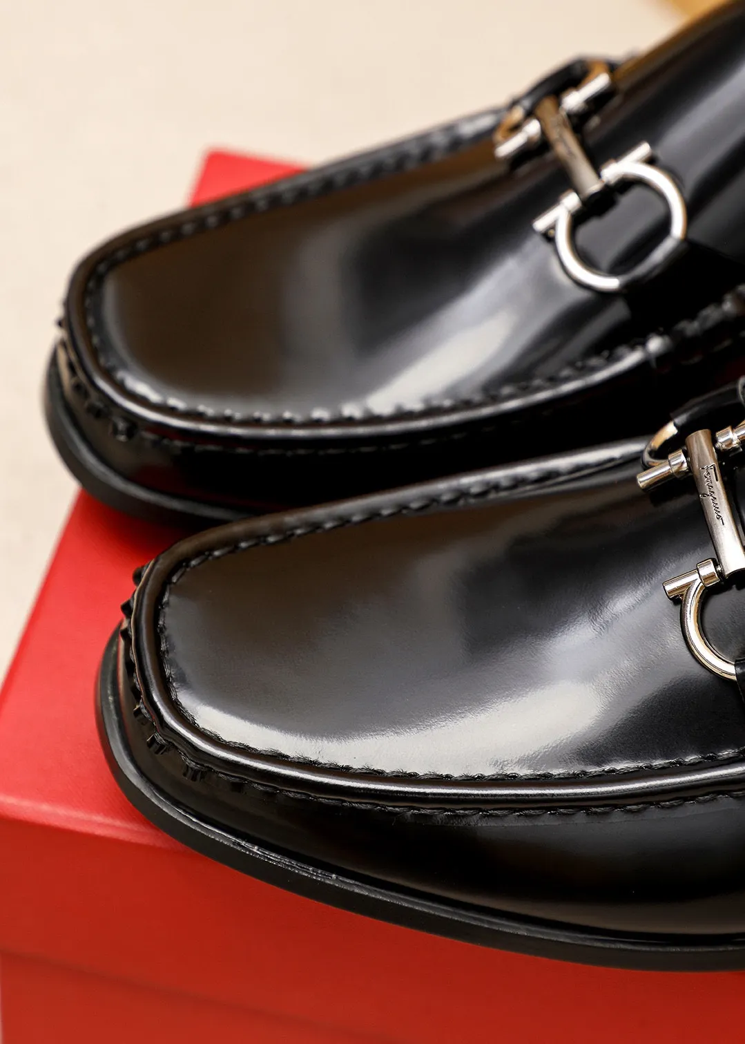 Men's shoes 💰460 💐 Product trademark: Ferragamo "Ferragamo" casual leather shoes Regular size: 38-44 (45.46🉑️customized) Product materials: Selected imported first-layer open-edge beaded cowhide leather upper + luxury hardware buckle, imported water-dyed cowhide leather lining. Strong three-dimensional visual effect, original rubber outsole Color: 1⃣️color optional